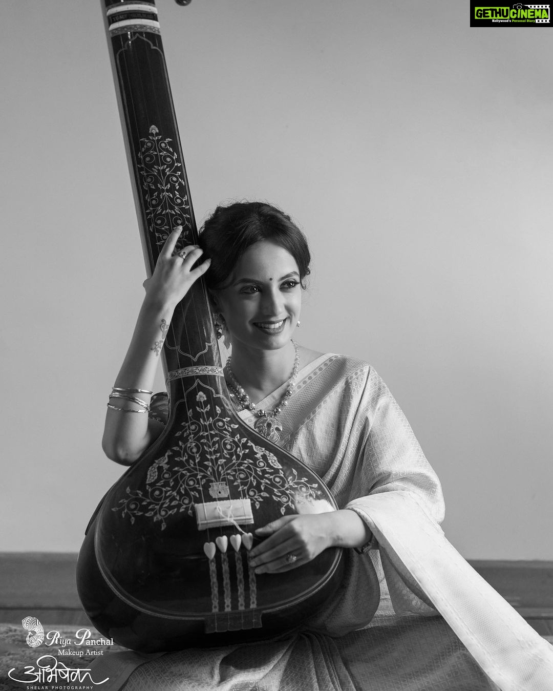 Ketaki Mategaonkar Instagram - अभिजात ✨💫 . . 💄: @riyapanchal.makeupartist 📷: @abhishekshelarphoto Management: @cosmostarmedia #ketakimategaonkar #blackandwhite #classic #traditional #traditionalsaree #chalahawayeudya #marathiactress #explorepage