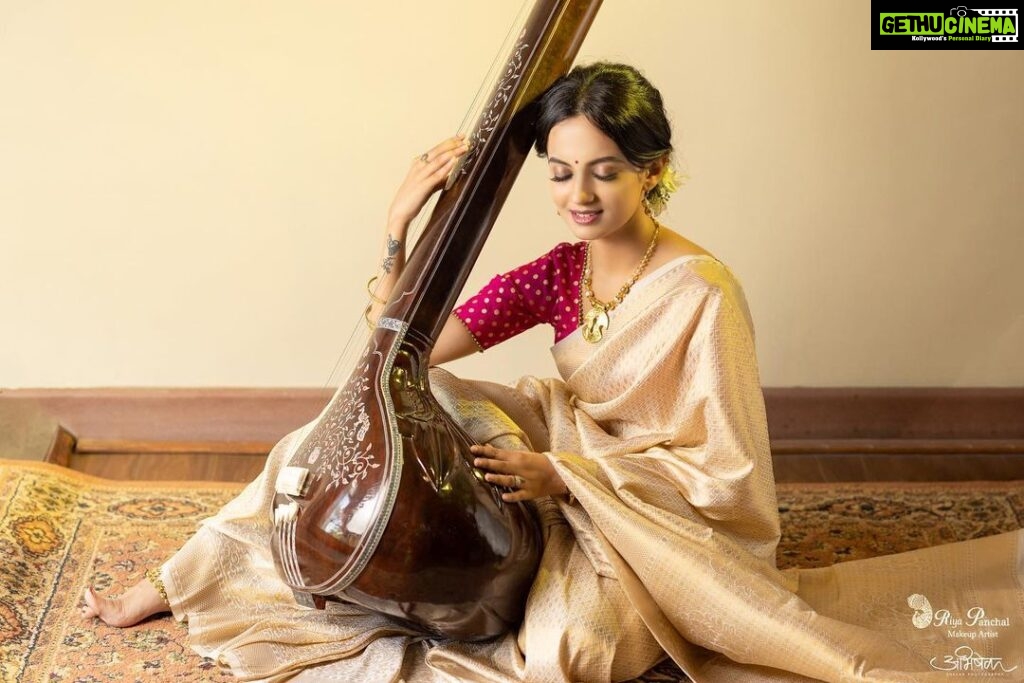 Ketaki Mategaonkar Instagram - अभिजात ✨ . . 💄: @riyapanchal.makeupartist 📷: @abhishekshelarphoto Saree : @soniyasaanchi 👗 Management: @cosmostarmedia #ketakimategaonkar #ganpatibappamorya #traditional #singer #marathiactress #chalahawayeudya #classicalmusic #marathi