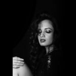 Ketaki Mategaonkar Instagram - 🖤❤️‍🔥🖤 . 📷 @akki_paranjape_ 💄 @thevinodsarodemakeupdesigner . #ketakimategaonkar #bold #photoshoot #marathiactress #chalahawayeudya #explorepage Pune, Maharashtra