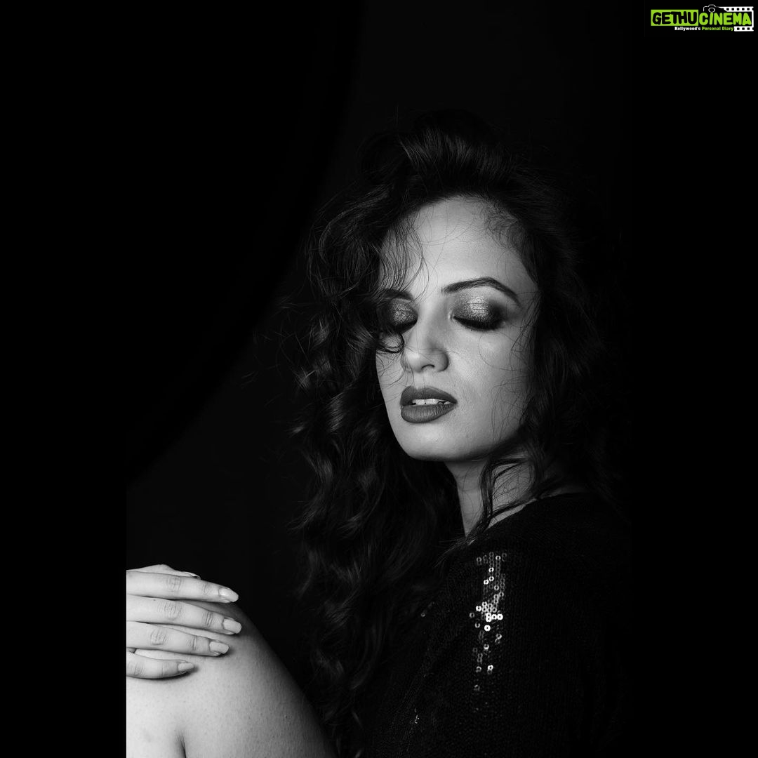 Ketaki Mategaonkar Instagram - 🖤❤️🔥🖤 . 📷 @akki_paranjape_ 💄 @thevinodsarodemakeupdesigner . #ketakimategaonkar #bold #photoshoot #marathiactress #chalahawayeudya #explorepage Pune, Maharashtra