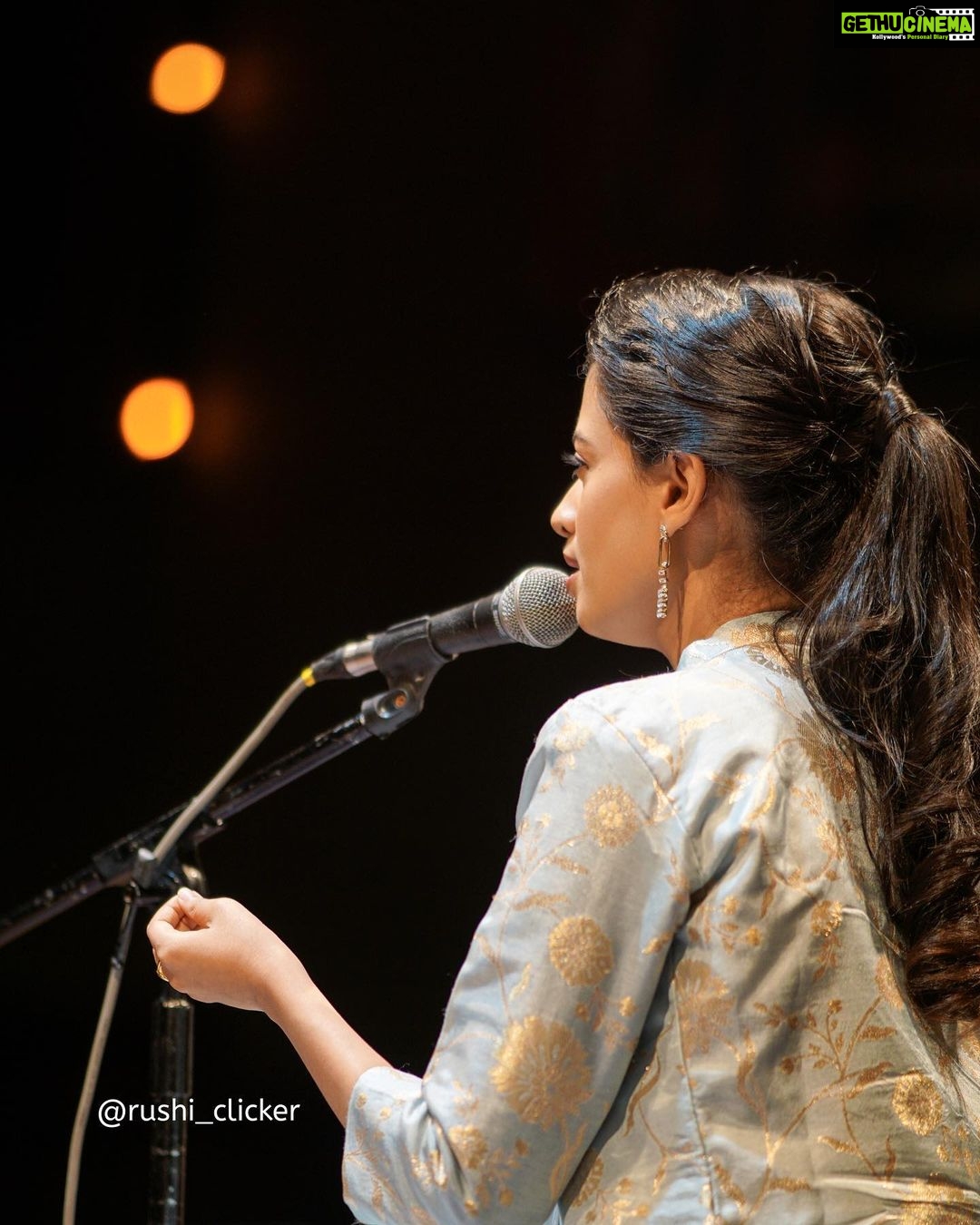Ketaki Mategaonkar Instagram - Doing what I like to do the most! Music! . Makeup: @diptimakeupartist Outfit: @labelsoniyasaanchi Clicks: @rushi_clicker , @rohanpujari_rp @capt.urethemoment07 . #ketakimategaonkar #singer #performance #outfitinspiration #TheJacketSareeSeries #explore