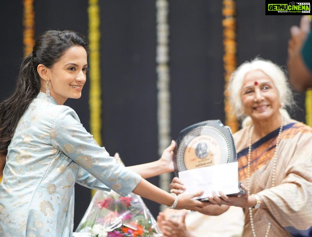 Ketaki Mategaonkar Instagram - Extremely honored to share that I received one of the most prestigious awards "Manik Verma Puraskar" from the hands of Padmavibhushan Dr. Prabhatai Atre. I sincerely thank Swaranand Pratishthan for this great honor. One of the most cherishable moments was I received this award in the auditorium of my school Kalmadi High School. I humbly receive this award and dedicate it to my parents, my gurus, and all of you wonderful listeners and fans. I shall continue to work harder and spread happiness through my music. All my love. Ketaki.❤️ . Makeup: @diptimakeupartist Outfit: @labelsoniyasaanchi Click: @rushi_clicker Managed by @cosmostarmedia . #ketakimategaonkar #grateful #award #manikvarma