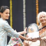 Ketaki Mategaonkar Instagram - Extremely honored to share that I received one of the most prestigious awards "Manik Verma Puraskar" from the hands of Padmavibhushan Dr. Prabhatai Atre. I sincerely thank Swaranand Pratishthan for this great honor. One of the most cherishable moments was I received this award in the auditorium of my school Kalmadi High School. I humbly receive this award and dedicate it to my parents, my gurus, and all of you wonderful listeners and fans. I shall continue to work harder and spread happiness through my music. All my love. Ketaki.❤️ . Makeup: @diptimakeupartist Outfit: @labelsoniyasaanchi Click: @rushi_clicker Managed by @cosmostarmedia . #ketakimategaonkar #grateful #award #manikvarma