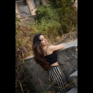 Ketaki Mategaonkar Instagram - Darlin', every star shines differently🪄

📸 @akki_paranjape_ 
💄 @vinodsarode 
📍 @jzlakeviewpune 

#ketakimategaonkar #photoshoot #indianactress #sundayvibes