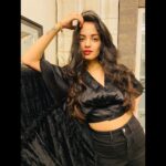 Ketaki Mategaonkar Instagram - When you’re happy and you know it!❤️ #ketakimategaonkar #ootd #blackoutfit #poses #marathiactress #singer #singersongwriter