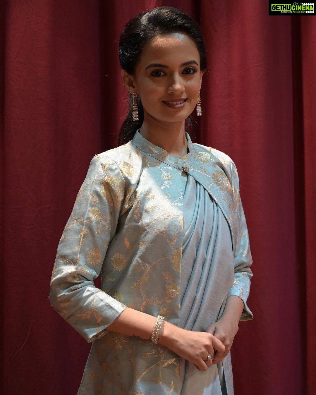 Ketaki Mategaonkar Instagram - Grateful ๐ธ๐ผ #TheJacketSaree . Makeup: @diptimakeupartist Outfit: @labelsoniyasaanchi Clicks: @rushi_clicker , @rohanpujari_rp Management: @cosmostarmedia . #ketakimategaonkar #grateful #awardwinning #instafashion #ootd