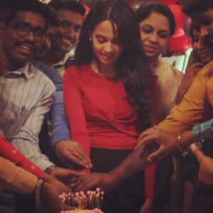 Ketaki Mategaonkar Instagram - For the past few years it has been extremely special for me to celebrate my birthday every year with my well wishers and my fans🤗. But due to the Pandemic I couldn’t meet them for the past 2 years and this was bothering me. I missed you all. This year I have been busy with my shoot and my mother asked me to come home for some work.  She took me out, I didn’t know where we were going. Upon reaching I was welcomed by this wonderful group of fans. I couldn’t hide my emotions. They had planned such a beautiful surprise for me. Thank You so so much ‘Ketaki Fakta Tujhyachsathi Group’ for making my day soooo special . I love you all from the bottom of my heart.❤️. I am because of you my fans.

गेल्या काही वर्षांपासून माझा वाढदिवस माझ्यासाठी खूप खास बनलाय, कारण मी तो माझ्या well wishers आणि फॅन्स सोबत सेलिब्रेट करते. 🤗 पण कोरोना असल्याने मी त्यांना दोन वर्ष भेटू नाही शकले . ह्या वर्षी मी शूटिंग मध्ये व्यस्थ होते आणि आईने काहीतरी कामासाठी घरी बोलावलं. आम्ही दोघी बाहेर गेलो, आणि मला माहीत नव्हतं की आम्ही कुठे जात आहोत. पोहोचल्या नंतर एकदम खूप साऱ्या फॅन्स कडून माझं स्वागत झालं . त्यांनी खूप काही surprises plan केले होते. माझा दिवस खास बनवण्यासाठी "केतकी फक्त तुझ्यासाठी " ग्रुप चे मी खूप खूप आभार मानते. तुम्ही सगळे  फॅन्स माझे खूप लाडके आहात. ♥️मी जे काही आहे ते तुमच्यामुळेच आहे.

@wanderwithseaa @the_daily_baker_official 

#ketakimategaonkar #latepost #birthdaypost