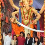 Ketaki Mategaonkar Instagram – ‘ अंकुश ‘ च्या टीमने घेतले मुंबईचा राजा गणेशगल्लीच्या गणपतीचे दर्शन🌺
#ankushmovie #ketkimategaonkar #deeprajghule #ganeshaacharya #ganeshgalli #mumbaicharaja #itsmajja