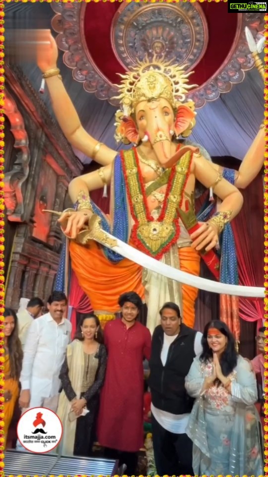 Ketaki Mategaonkar Instagram - ' अंकुश ' च्या टीमने घेतले मुंबईचा राजा गणेशगल्लीच्या गणपतीचे दर्शन🌺 #ankushmovie #ketkimategaonkar #deeprajghule #ganeshaacharya #ganeshgalli #mumbaicharaja #itsmajja