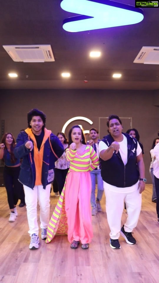 Ketaki Mategaonkar Instagram - रोमँटिक संगीताची सुरेल बरसात करत, "अंकुश" च मनाला मंत्रमुग्ध करणार "व्हेरिफाईड झालोया" हे गाणं आलं आहे फक्त "झी म्युझिक मराठी" वर.. तर या सुरेल प्रेम-गीताच्या सागरात बुडून जा..आणि गाण्याचा आनंद घ्या.. Watch the lively and catchy "Verified Zaloya" song from ANKUSH live now exclusively on Zee Music Marathi! Music Label- @zeemusicmarathi Produced by- @omkarfilmscreations @ra_ghule Choreographed by- @ganeshacharyaa @gadabollywood DOP of Song- @ajaypandey_dop Song Edited By- @manojmagarr Music by- @amitrajmusic Singer- @amitrajmusic ft @harshavardhan_wavre @ketakimategaonkar Lyrics by- @kshitijpatwardhan @nishantdhapse @deepraj_official @ketakimategaonkar @sayaji_shinde @mangeshdesaiofficial @chinmayudgirkar Shashank Shende @rutuja_bagwe Gaurav more @poojaanayak @bharatganeshpure_official @nageshbhosleofficial @xeonmovies @filmastrastudios @promoboxstudios #ankush #verifiedzaloya #livelysong #funkysong #romanticsong #marathisong #marathi #action #upcomingmovie #staytuned #cinema #film #instagram #explorepage