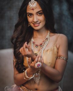 Ketaki Mategaonkar Instagram - One of my favourite shoots!! 😇
#neelratnajewellery #Manmohini Series
Credits 
Photography : @puneduskphotography 
Set by: @setsbypunedusk 
Fashion by: @style_by_apurva 
Makeup: @makeupbyberdesaurabh 
Jewellery: @neelratnaenergyproducts 
Outfit: @labelveena 
Brand Ambassador: @ketakimategaonkar