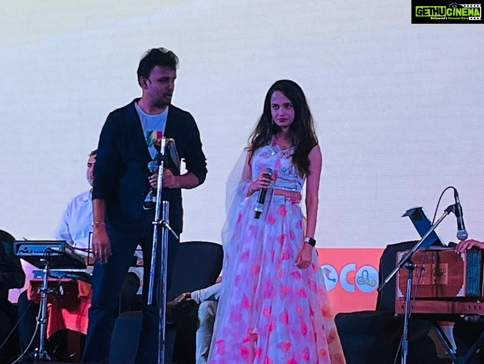 Ketaki Mategaonkar Instagram - What a wonderful evening concert with @hrishikesh_ranade and @rahulsaxenasings ! Performed for ISOCON where all the listeners were all the ENT specialists and surgeons .. in short our voice savers! 🥰🥰🧿☺️