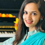 Ketaki Mategaonkar Instagram - आज दसरा…😇😇 आजच्या दिवशी श्री रामरायांनी रावणाचा वध करून लंकेवर विजय मिळवला .. दसरा हा फक्त सण नसून स्वतःमधल्या अपप्रवृत्तींचा नाश करुन स्वतः मधल माणूसपण उंचावण्याचा ही दिवस आहे अस मला वाटतं.. आजच्या धावपळीच्या जीवनात आपण स्वतः वर च प्रेम करायला विसरतो… चला … आज एक सोन्याच पान स्वतःला च देऊया आणि हृदयातला एक कोपरा स्वतःवर प्रेम करायला ठेऊया.♥️☘️ विजयादशमीच्या सर्वांना हार्दिक शुभेच्छा …🙏😇☘️ जय श्रीराम @deeptikingramickelsen first Dussehra in the house ! And you’re here! 😇🩷♥️