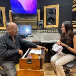 Ketaki Mategaonkar Instagram - Truly grateful to have recorded a beautiful beautiful title for a tv show SAVALI HOIN SUKHACHI on Sun Tv for @ashokpatki41 ashok ji. 🌸🙏🏻😇 So much to learn from him in every recording session , and each one is like a master class. His words of encouragement and when you give a take to his liking his way of appreciation is truly wonderful. And always a wonderful recording session with @avdhootwadkar Happy🥰! #SavaliHoinSukhachi