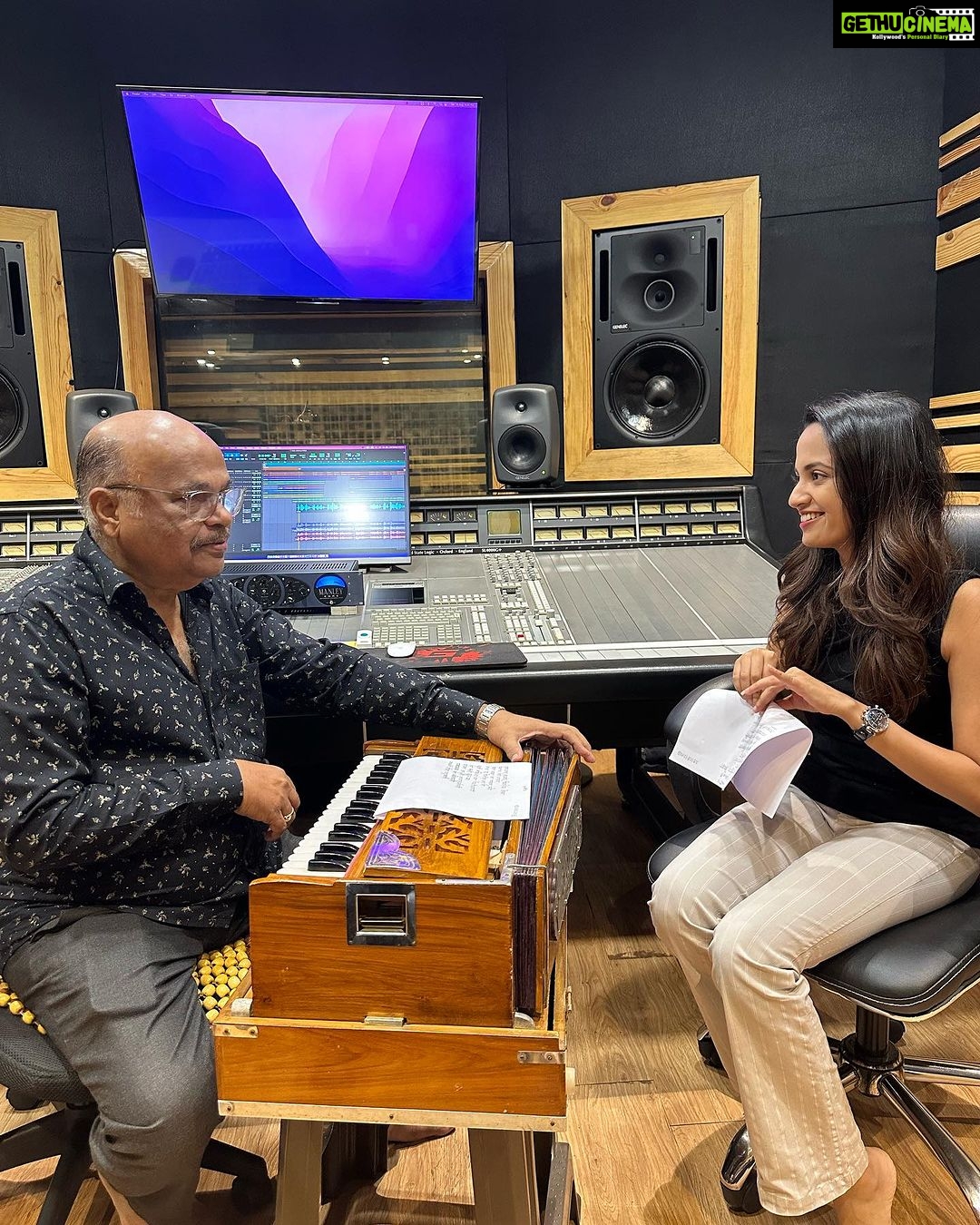 Ketaki Mategaonkar Instagram - Truly grateful to have recorded a beautiful beautiful title for a tv show SAVALI HOIN SUKHACHI on Sun Tv for @ashokpatki41 ashok ji. πΈππ»π So much to learn from him in every recording session , and each one is like a master class. His words of encouragement and when you give a take to his liking his way of appreciation is truly wonderful. And always a wonderful recording session with @avdhootwadkar Happyπ₯°! #SavaliHoinSukhachi