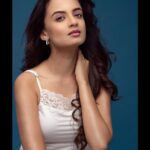 Ketaki Mategaonkar Instagram – @ketakimategaonkar ❤️🫰🏼

Makeup & hair by @makeupbyberdesaurabh 
Photography @abhishekshelarphoto 

#ketakimategaonkar #photoshoot #shoot #makeup #nudemakeup #marathicelebrity AbhiPriya Photos