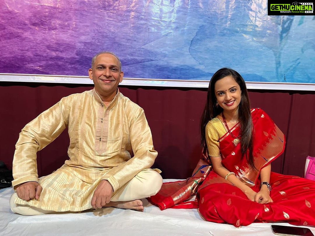Ketaki Mategaonkar Instagram - One of the most amazing concerts! What a divine experience it was to perform in Panvel yesterday! “ABHANGRANG” It was an absolute honor to share the stage with the great artist @anandbhateofficial Anand dada. 😇 Amazing audience and wonderful team of musicians @adityaoke @prasadpadhye @suryakant_surve @vighnesh_joshi_official. #concert #abhangrang
