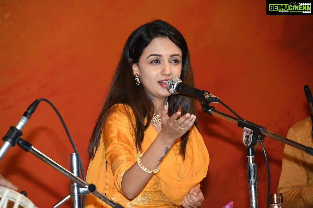 Ketaki Mategaonkar Instagram - What a magical evening it was yesterday!! NAMACHA GAJAR by the very prestigious Kalashree Sangeet Mandal. It was an absolute honor to perform for about an hour infront of the most beautiful audience an artist can expect! All kansens!! Had a wonderful time performing with @virajjoshi_music , Shrinivas Joshi ji, Jagdeesh Chavan. Jay Hari Vitthal . ππ»π