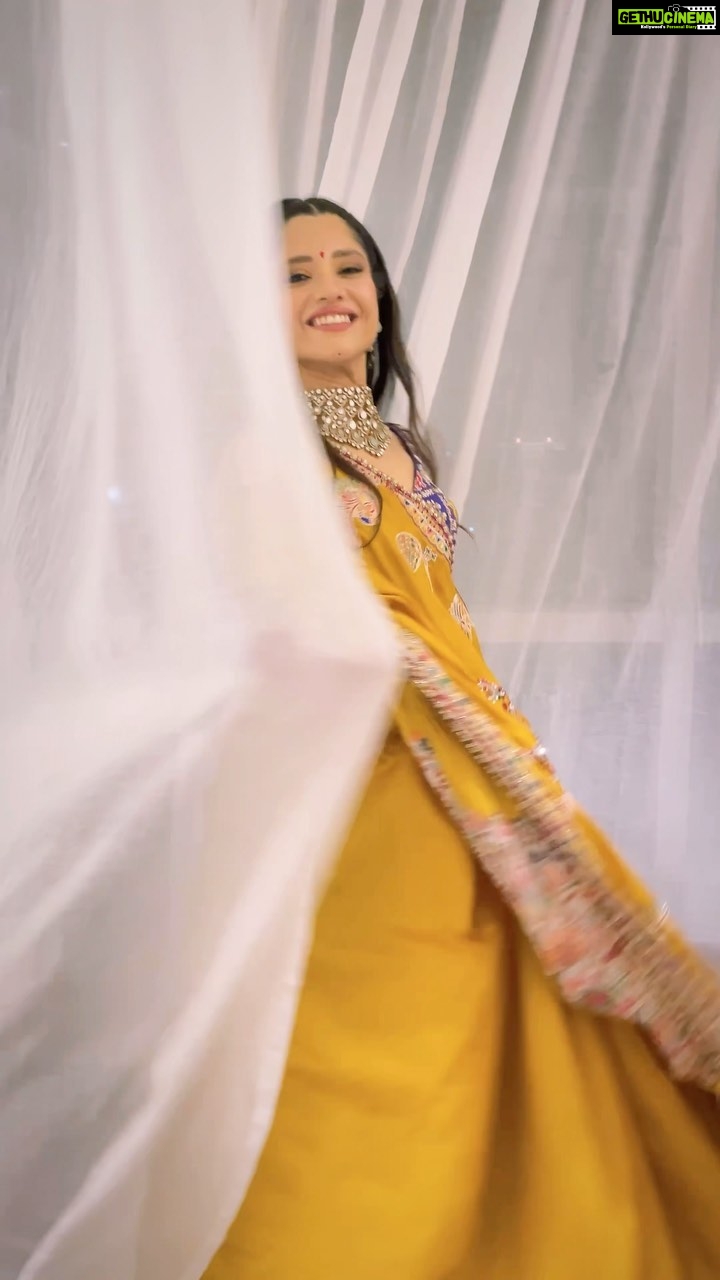Kinjal Rajpriya Instagram - ગુજરાતનો વટ છે અને હું વટથી ગુજરાતી✨ Representing #Gujarat with grace, pride and gratitude 🙏 Jewelled with @kalyanjewellers_official ❤️ Wearing @vastra_by_ps 💛 #AshthamiPuja #KalyanJewellers #BrandAmbassador #Vibes