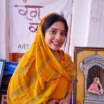 Kinjal Rajpriya Instagram - मेरा इश्क़ मुसाफ़िरी से हैं..इस सफ़र में, कुछ नयें लोगों से मिलीं जो अपनों से थे और कुछ अपनों से मिलीं जो बिलकुल नयें से लगे ! दुनिया में हम जैसे अनेक लोग है- कलाकार, घुमंतू, सूफियाना, सरफ़रोश.. इस गोल दुनिया के रास्ते मेघधनुष से रंगीन है.. मुसाफ़िरों का क़ाफ़िला है और दीवानगी का संगीत✨बहुरत्ना वसुन्धरा ! एक उम्दा artist @pankajsufi को रंग सृति के लिए हार्दिक शुभकामनाएँ 🙏 #Traveller #Witnesser #Rajsamand #Kankroli #Nathdwara #Rajasthan #Wanderluster Rajasthan, India