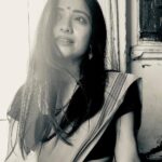 Kinjal Rajpriya Instagram - मेरा इश्क़ मुसाफ़िरी से हैं..इस सफ़र में, कुछ नयें लोगों से मिलीं जो अपनों से थे और कुछ अपनों से मिलीं जो बिलकुल नयें से लगे ! दुनिया में हम जैसे अनेक लोग है- कलाकार, घुमंतू, सूफियाना, सरफ़रोश.. इस गोल दुनिया के रास्ते मेघधनुष से रंगीन है.. मुसाफ़िरों का क़ाफ़िला है और दीवानगी का संगीत✨बहुरत्ना वसुन्धरा ! एक उम्दा artist @pankajsufi को रंग सृति के लिए हार्दिक शुभकामनाएँ 🙏 #Traveller #Witnesser #Rajsamand #Kankroli #Nathdwara #Rajasthan #Wanderluster Rajasthan, India