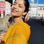 Kinjal Rajpriya Instagram - मेरा इश्क़ मुसाफ़िरी से हैं..इस सफ़र में, कुछ नयें लोगों से मिलीं जो अपनों से थे और कुछ अपनों से मिलीं जो बिलकुल नयें से लगे ! दुनिया में हम जैसे अनेक लोग है- कलाकार, घुमंतू, सूफियाना, सरफ़रोश.. इस गोल दुनिया के रास्ते मेघधनुष से रंगीन है.. मुसाफ़िरों का क़ाफ़िला है और दीवानगी का संगीत✨बहुरत्ना वसुन्धरा ! एक उम्दा artist @pankajsufi को रंग सृति के लिए हार्दिक शुभकामनाएँ 🙏 #Traveller #Witnesser #Rajsamand #Kankroli #Nathdwara #Rajasthan #Wanderluster Rajasthan, India
