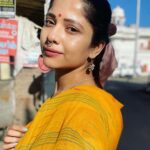 Kinjal Rajpriya Instagram - मेरा इश्क़ मुसाफ़िरी से हैं..इस सफ़र में, कुछ नयें लोगों से मिलीं जो अपनों से थे और कुछ अपनों से मिलीं जो बिलकुल नयें से लगे ! दुनिया में हम जैसे अनेक लोग है- कलाकार, घुमंतू, सूफियाना, सरफ़रोश.. इस गोल दुनिया के रास्ते मेघधनुष से रंगीन है.. मुसाफ़िरों का क़ाफ़िला है और दीवानगी का संगीत✨बहुरत्ना वसुन्धरा ! एक उम्दा artist @pankajsufi को रंग सृति के लिए हार्दिक शुभकामनाएँ 🙏 #Traveller #Witnesser #Rajsamand #Kankroli #Nathdwara #Rajasthan #Wanderluster Rajasthan, India