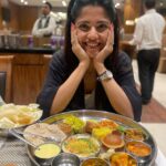 Kinjal Rajpriya Instagram - ગુજરાતી થાળી મળે એટલે કાંઇ નો ઘટે હોં ભાઇ 🤓 રાજકોટ આવો તો ઇમ્પીરિયલ પૅલેસ ની થાળી અચૂક માણજો! રાજકોટની આ મજા તો છેજ તે, ખાવાની સાથે સાથે ખવડાવનારનો આગ્રહ એય રંગ રાખે 😍 #Rajkot #HaMojHa #RangiluRajkot #Promotions #3Ekka #Bhaibandh #Friends The Imperial Palace