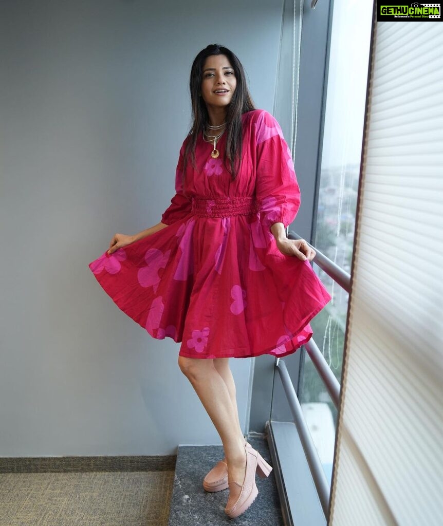 Kinjal Rajpriya Instagram - Amidst the greys, there’s pink 🌸 Sweet, Simple & Sleek.. that’d be my Streak 💕 Outfit: @etar_thelabel Styled by @ishhaa_nagar @rudradave33 #LookBook from #Promotions of #3Ekka