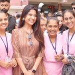 Kinjal Rajpriya Instagram - Jabbardast શરૂઆત થઇ #Anand થી 🤩 આણંદની કૉલેજમાં ભણ્યા હોઇએ એટલે અહિંયા ફિલ્મ પ્રમોટ કરવાની મજા શું હોય એ કેમ કરી સમજાવું !! વાહ રે મારા આણંદ..વાહ !! #3Ekka #Promotions #Day1