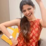 Kinjal Rajpriya Instagram - It’s the time to ટેંહૂક 🦚 બનાવવા મંડો રીલ્સ !! Song-Launch પછી લૂપ પર વગાડી સેલીબ્રેટ કર્યુ છે હોં 💃itniii khushiii….. 😁 let out the ‘મોરલા’ in you and dance 😍 #Tehunk #3Ekka