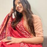 Kinjal Rajpriya Instagram - आज मैं पुरानी यादें ताज़ा कर रही हूँ ! अपने नानीजी के बारे में सोच रही हूँ.. यह जो ब्लाउज पहनी है मैंने, वह उन्हीं की सँभाली हुई है.. अक्सर सोचती कि, ३ पीढ़ियो से यह ‘pure silk’ की कमीज न जाने क्यों सँभाली होगी ? पर सच कहूँ, आज इसे पहनकर पता चला कि इसमें, आज भी, नानीजी की ख़ुशबू रहती है..आज भी वह बचपन की यादें…नानी-माँ का स्पर्श जीवित है यह छोटे से silk के कपड़े में ✨ नानीजी, आप जहाँ भी है, आपको प्रणाम और ढेर सारा प्यार 🙏 माँ हमेशा मुझे आपकी छबी कहती हैं.. क्या आप देख रही है मुझे ?😇 ~ बस यूँ ही