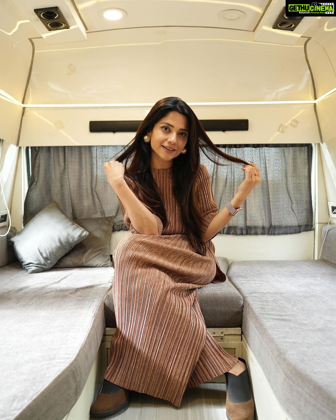 Kinjal Rajpriya Instagram - Shots from #Day1 of promoting #3Ekka We’ve reached the fortnight (2 weeks) since we began the promotions & how !! Thank you so much for the immense LOVE, you all have showered! In my #Vahn I wonder that everything is miracle ✨ #Caravan #VanityDiaries Styled by @ishhaa_nagar @rudradave33 Outfit by @crimpindia 📸 @thedepthsoffield_