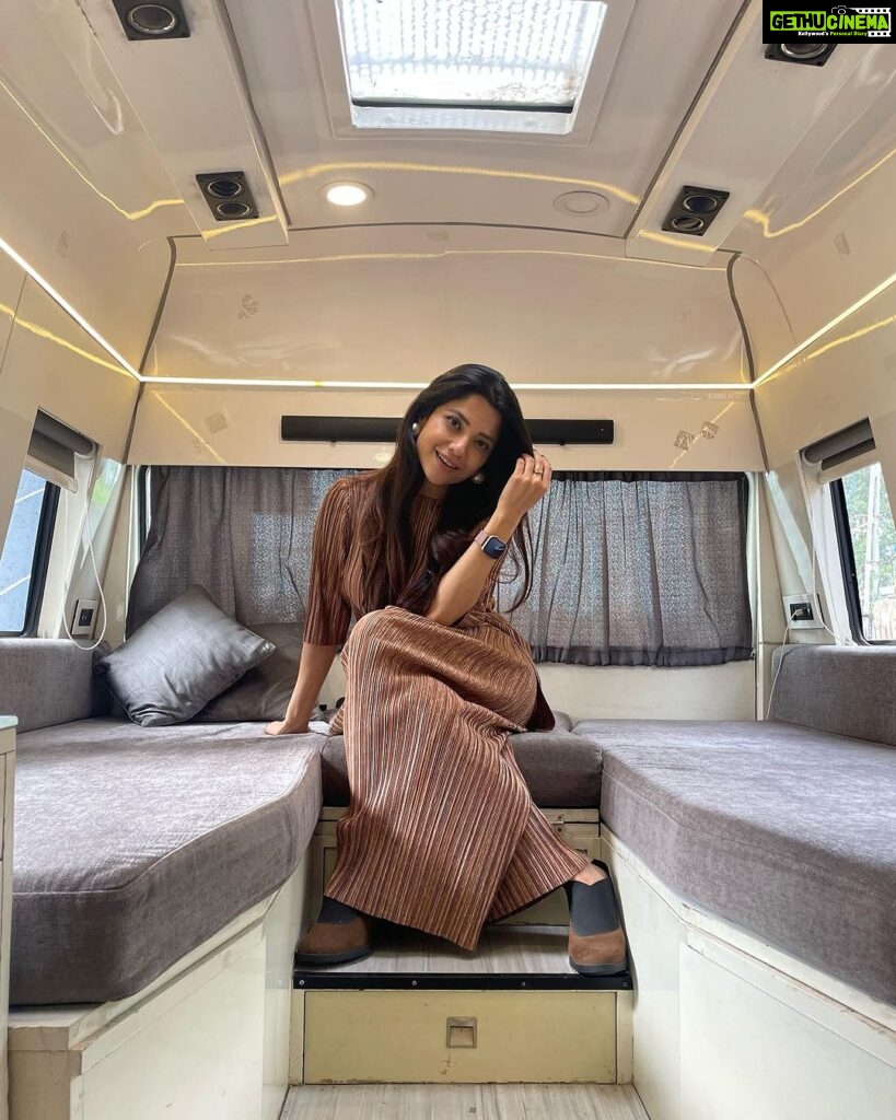 Kinjal Rajpriya Instagram - Shots from #Day1 of promoting #3Ekka We’ve reached the fortnight (2 weeks) since we began the promotions & how !! Thank you so much for the immense LOVE, you all have showered! In my #Vahn I wonder that everything is miracle ✨ #Caravan #VanityDiaries Styled by @ishhaa_nagar @rudradave33 Outfit by @crimpindia 📸 @thedepthsoffield_