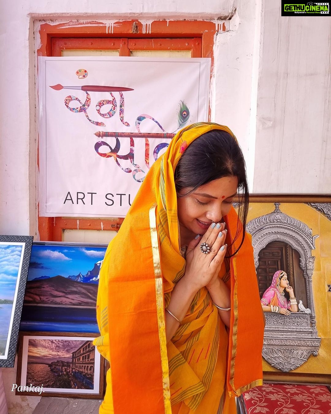 Kinjal Rajpriya Instagram - मेरा इश्क़ मुसाफ़िरी से हैं..इस सफ़र में, कुछ नयें लोगों से मिलीं जो अपनों से थे और कुछ अपनों से मिलीं जो बिलकुल नयें से लगे ! दुनिया में हम जैसे अनेक लोग है- कलाकार, घुमंतू, सूफियाना, सरफ़रोश.. इस गोल दुनिया के रास्ते मेघधनुष से रंगीन है.. मुसाफ़िरों का क़ाफ़िला है और दीवानगी का संगीत✨बहुरत्ना वसुन्धरा ! एक उम्दा artist @pankajsufi को रंग सृति के लिए हार्दिक शुभकामनाएँ 🙏 #Traveller #Witnesser #Rajsamand #Kankroli #Nathdwara #Rajasthan #Wanderluster Rajasthan, India