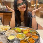 Kinjal Rajpriya Instagram - ગુજરાતી થાળી મળે એટલે કાંઇ નો ઘટે હોં ભાઇ 🤓 રાજકોટ આવો તો ઇમ્પીરિયલ પૅલેસ ની થાળી અચૂક માણજો! રાજકોટની આ મજા તો છેજ તે, ખાવાની સાથે સાથે ખવડાવનારનો આગ્રહ એય રંગ રાખે 😍 #Rajkot #HaMojHa #RangiluRajkot #Promotions #3Ekka #Bhaibandh #Friends The Imperial Palace