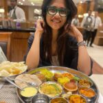 Kinjal Rajpriya Instagram - ગુજરાતી થાળી મળે એટલે કાંઇ નો ઘટે હોં ભાઇ 🤓 રાજકોટ આવો તો ઇમ્પીરિયલ પૅલેસ ની થાળી અચૂક માણજો! રાજકોટની આ મજા તો છેજ તે, ખાવાની સાથે સાથે ખવડાવનારનો આગ્રહ એય રંગ રાખે 😍 #Rajkot #HaMojHa #RangiluRajkot #Promotions #3Ekka #Bhaibandh #Friends The Imperial Palace