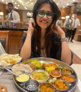 Kinjal Rajpriya Instagram - ગુજરાતી થાળી મળે એટલે કાંઇ નો ઘટે હોં ભાઇ 🤓
રાજકોટ આવો તો ઇમ્પીરિયલ પૅલેસ ની થાળી અચૂક માણજો! રાજકોટની આ મજા તો છેજ તે, ખાવાની સાથે સાથે ખવડાવનારનો આગ્રહ એય રંગ રાખે 😍 

#Rajkot #HaMojHa #RangiluRajkot #Promotions #3Ekka #Bhaibandh #Friends