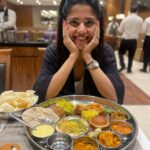 Kinjal Rajpriya Instagram - ગુજરાતી થાળી મળે એટલે કાંઇ નો ઘટે હોં ભાઇ 🤓 રાજકોટ આવો તો ઇમ્પીરિયલ પૅલેસ ની થાળી અચૂક માણજો! રાજકોટની આ મજા તો છેજ તે, ખાવાની સાથે સાથે ખવડાવનારનો આગ્રહ એય રંગ રાખે 😍 #Rajkot #HaMojHa #RangiluRajkot #Promotions #3Ekka #Bhaibandh #Friends The Imperial Palace