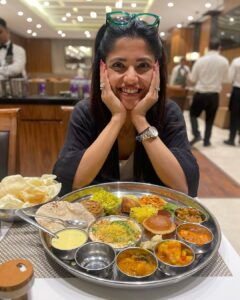 Kinjal Rajpriya Instagram - ગુજરાતી થાળી મળે એટલે કાંઇ નો ઘટે હોં ભાઇ 🤓
રાજકોટ આવો તો ઇમ્પીરિયલ પૅલેસ ની થાળી અચૂક માણજો! રાજકોટની આ મજા તો છેજ તે, ખાવાની સાથે સાથે ખવડાવનારનો આગ્રહ એય રંગ રાખે 😍 

#Rajkot #HaMojHa #RangiluRajkot #Promotions #3Ekka #Bhaibandh #Friends