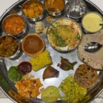 Kinjal Rajpriya Instagram - ગુજરાતી થાળી મળે એટલે કાંઇ નો ઘટે હોં ભાઇ 🤓 રાજકોટ આવો તો ઇમ્પીરિયલ પૅલેસ ની થાળી અચૂક માણજો! રાજકોટની આ મજા તો છેજ તે, ખાવાની સાથે સાથે ખવડાવનારનો આગ્રહ એય રંગ રાખે 😍 #Rajkot #HaMojHa #RangiluRajkot #Promotions #3Ekka #Bhaibandh #Friends The Imperial Palace