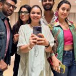 Kinjal Rajpriya Instagram - ગુજરાતી થાળી મળે એટલે કાંઇ નો ઘટે હોં ભાઇ 🤓 રાજકોટ આવો તો ઇમ્પીરિયલ પૅલેસ ની થાળી અચૂક માણજો! રાજકોટની આ મજા તો છેજ તે, ખાવાની સાથે સાથે ખવડાવનારનો આગ્રહ એય રંગ રાખે 😍 #Rajkot #HaMojHa #RangiluRajkot #Promotions #3Ekka #Bhaibandh #Friends The Imperial Palace