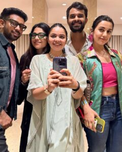 Kinjal Rajpriya Instagram - ગુજરાતી થાળી મળે એટલે કાંઇ નો ઘટે હોં ભાઇ 🤓 રાજકોટ આવો તો ઇમ્પીરિયલ પૅલેસ ની થાળી અચૂક માણજો! રાજકોટની આ મજા તો છેજ તે, ખાવાની સાથે સાથે ખવડાવનારનો આગ્રહ એય રંગ રાખે 😍 #Rajkot #HaMojHa #RangiluRajkot #Promotions #3Ekka #Bhaibandh #Friends The Imperial Palace