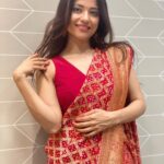Kinjal Rajpriya Instagram - My never ending obsession for sarees has got me to wearing them on almost all my special days. #SimpleInSaree #photodump from #varpadhravosaavdhan #premierenight #RedSaree ✨