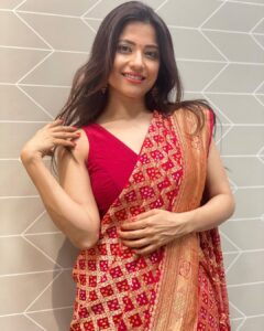 Kinjal Rajpriya Instagram - My never ending obsession for sarees has got me to wearing them on almost all my special days. #SimpleInSaree #photodump from #varpadhravosaavdhan #premierenight  #RedSaree ✨