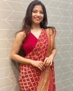 Kinjal Rajpriya Instagram - My never ending obsession for sarees has got me to wearing them on almost all my special days. #SimpleInSaree #photodump from #varpadhravosaavdhan #premierenight  #RedSaree ✨