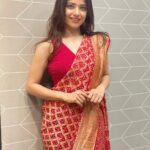 Kinjal Rajpriya Instagram - My never ending obsession for sarees has got me to wearing them on almost all my special days. #SimpleInSaree #photodump from #varpadhravosaavdhan #premierenight #RedSaree ✨