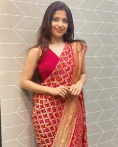 Kinjal Rajpriya Instagram - My never ending obsession for sarees has got me to wearing them on almost all my special days. #SimpleInSaree #photodump from #varpadhravosaavdhan #premierenight  #RedSaree ✨