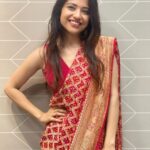 Kinjal Rajpriya Instagram - My never ending obsession for sarees has got me to wearing them on almost all my special days. #SimpleInSaree #photodump from #varpadhravosaavdhan #premierenight #RedSaree ✨