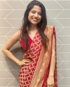 Kinjal Rajpriya Instagram - My never ending obsession for sarees has got me to wearing them on almost all my special days. #SimpleInSaree #photodump from #varpadhravosaavdhan #premierenight  #RedSaree ✨